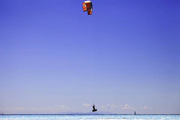 포토 JPG 해외이미지 유럽 모래 스포츠 바다 여행 포즈 자연 하늘 휴가 사람없음 물 파란색 만 서핑 연 속도 장면 해외202004 해외포토 자연요소 나라 컬러 놀이용품 수상스포츠 생태계 파일형식 이미지허브