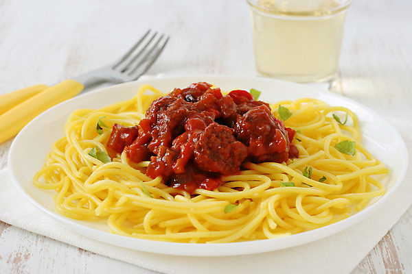 포토 JPG 해외이미지 전통 접시 음식 포크 유리 파스타 스파게티 육류 사람없음 와인 식사 저녁식사 이탈리아 흰색 칼 미트볼 자르기 준비 바질 점심식사 삶기 해외202004 해외포토 식기 유럽 컬러 식재료 모션 재질 주류 서양음식 파일형식 이미지허브