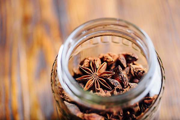 포토 JPG 해외이미지 유리병 실내 사람없음 향신료 담기 나무배경 해외202004 팔각회향 해외포토 백그라운드 모션 병_용기 내부 향미료 파일형식 이미지허브