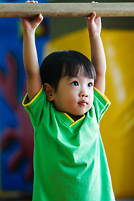 포토 JPG 해외이미지 여자 어린이 스포츠 포즈 장난 놀이 수업 실내 건강 한명 사람 동양인 운동 중국 힘 기쁨 게임 잡기 체육관 체조 업그레이드 해외202004 해외포토 1 교육 감정 아시아 모션 인종 내부 파일형식 이미지허브