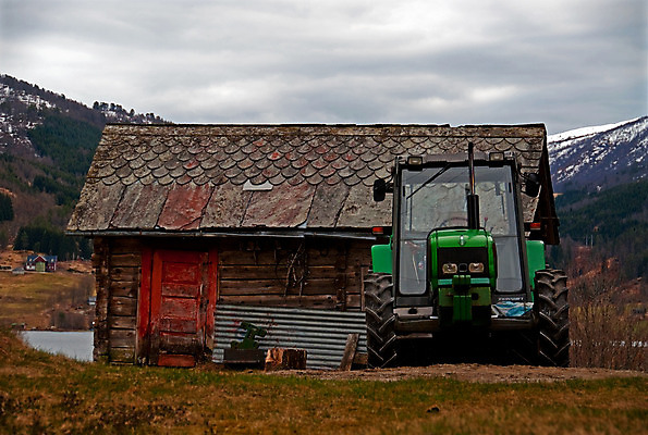 포토 JPG 해외이미지 라이프스타일 자연 지붕 산 사람없음 목재 빨간색 초록색 농장 문 봄 장비 도구 시골 업무 숲 트랙터 헛간 외양간 밭일 수목 옛날 해외202004 해외포토 나무 계절 컬러 농업 재료 생활 작업 농기계 생태계 저장고 특수차량 파일형식 이미지허브