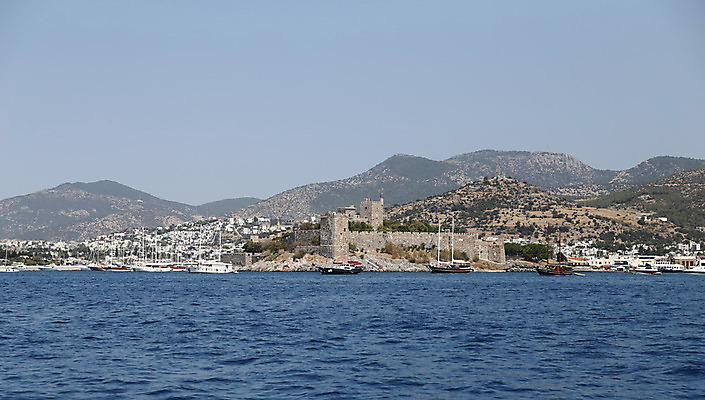 포토 JPG 해외이미지 건축양식 사람없음 파란색 항구 만 보트 성 언덕 해외202004 해외포토 건축물 건축 컬러 배_교통 교통시설 파일형식 이미지허브