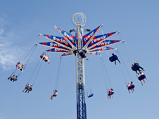포토 JPG 해외이미지 공원 어린이 가족 모션 하늘 휴가 휴식 사람 이벤트 사람없음 파란색 컬러풀 노란색 축제 놀람 활발 기쁨 자유 도시 바퀴 원형 승차 큼 속도 그네 흥분 회전목마 거인 공평 해외202004 해외포토 도형 공공시설 감정 컬러 컨셉 관계 표정 놀이기구 크기 파일형식 이미지허브