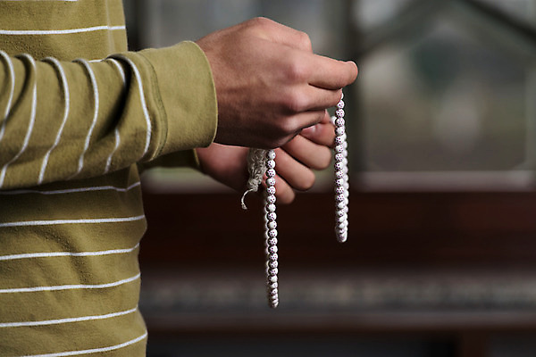 포토 JPG 해외이미지 1 전통 손 남자 행복 종교 문화 얼굴 목걸이 한명 사람 기도 이슬람교 구슬 명상 모스크 묵주 라마단 마스지드 신앙심 카운트 해외202004 해외포토 감정 장신구 종교용품 신체부위 파일형식 이미지허브