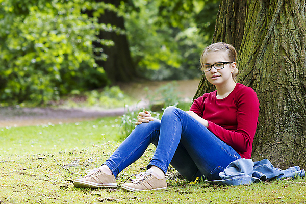 포토 JPG 해외이미지 나무 라이프스타일 공원 행복 안경 어린이 컨셉 자연 휴가 휴식 기념 선물 한명 사람 앉기 야외 가로 빨간색 초록색 파란색 금발 정원 놀람 봄 청바지 인사 5월 주기 해외202004 해외포토 식물 1 헤어스타일 잡화 계절 공공시설 감정 컬러 바지 모션 표정 생활 예절 날짜 생태계 파일형식 이미지허브