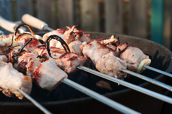 포토 JPG 해외이미지 음식 양파 불꽃 육류 돼지고기 요리 사람없음 야외 여름 소풍 식사 저녁식사 소고기 튀김 신선 뜨거움 막대기 꼬치 맛 그릴 바비큐 굽기 준비 점심식사 러시아인 화상 해외202004 해외포토 서양인 계절 컨셉 채소 식재료 주방용품 불 야외활동 상처 구이 파일형식 이미지허브