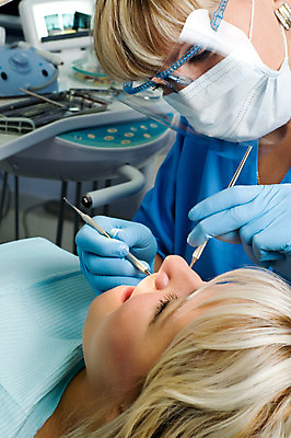 포토 JPG 해외이미지 백인 직업 치과 병원 사람 두명 치료 금발 사무실 약 머리 장비 시험 환자 의사 흰색 도구 작업 오픈 입 구멍 정지 치아 보호 치과의사 수술장갑 고무 외과 라텍스 위생관리 해외202004 해외포토 서양인 헤어스타일 교육 컬러 장갑 컨셉 비즈니스 의학 모션 관리 신체부위 의료진 소화기관 파일형식 이미지허브