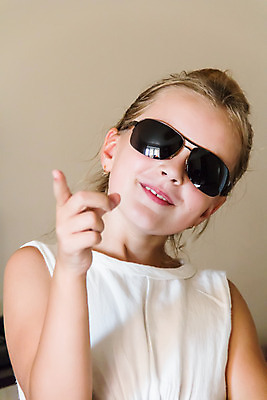 포토 JPG 해외이미지 백인 여학생 유럽 어린이 한명 파란색 금발 흰색 6 7 해외202004 해외포토 서양인 1 학생 헤어스타일 여자 나라 컬러 사람 숫자 파일형식 이미지허브