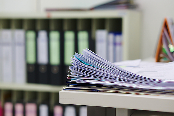 포토 JPG 해외이미지 직업 종이 컨셉 비즈니스 탁자 문구용품 사람없음 금융 경제 사무실 쌓기 자료 정보 흰색 기록 업무 미끄러짐 책상 보고서 준비 문서 파일 상업 페이지 시트 흙더미 회계 경영 원고 공급 많음 해외202004 해외포토 컬러 가구 모션 흙 작업 오브젝트 파일형식 더미 이미지허브