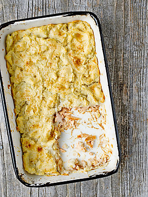 포토 JPG 해외이미지 전통 영어 음식 영국 감자 어류 요리 사람없음 세로 껍질 시골 굽기 토핑 연어 캐서롤 해외202004 해외포토 문자 유럽 채소 수중동물 용기_그릇 구이 파일형식 이미지허브