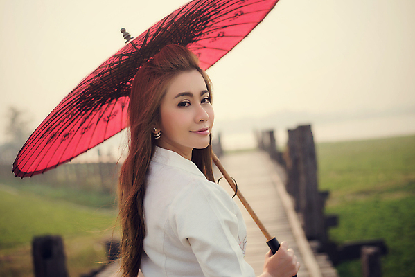 포토 JPG 해외이미지 전통 라이프스타일 여자 아시아 문화 얼굴 여행 불교 우산 태국 따뜻함 한명 사람 야외 목재 빨간색 유행 일출 시골 인사 U 황금 우아함 실크 만족 라오스 미얀마 버마 해외202004 해외포토 나무 1 알파벳 감정 나라 종교 컬러 컨셉 재료 생활 신체부위 노을 직물 예절 파일형식 이미지허브