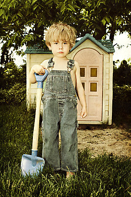 포토 JPG 해외이미지 라이프스타일 손 응시 남자 문화 얼굴 어린이 농업 바지 맨발 놀이 주택 미술 한명 소년 청년 야외 여름 청춘 농장 주먹 공구 청바지 표현 잡기 농부 삽 노려봄 고딕 그런지 심각 어려움 스타일 해외202004 해외포토 직업 1 시선 계절 산업 컨셉 모션 발 하의 문화예술 표정 사람 성인 건물 생활 신체부위 도구 파일형식 이미지허브