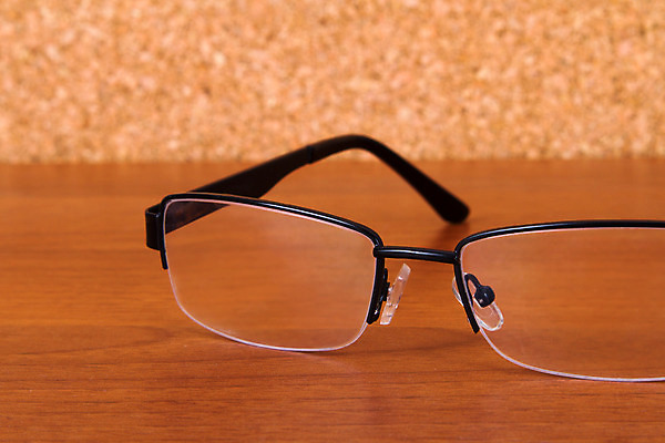 포토 JPG 해외이미지 스튜디오촬영 안경 문구용품 광고판 사람없음 목재 갈색 닫기 낟알 묘사 해외202004 해외포토 나무 잡화 컬러 재료 모션 알림판 실내 오브젝트 판 파일형식 이미지허브