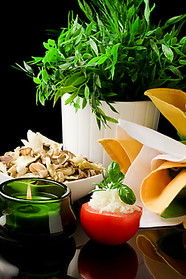 포토 JPG 해외이미지 식물 음식 백그라운드 토마토 밥 사람없음 초록색 수건 반사 식당 검은색 최고 먹기 허브 향신료 유기농 아로마 향 바질 로즈메리 고립 스터핑 해외202004 해외포토 웰빙 컬러 채소 모션 위생용품 상점 향미료 파일형식 이미지허브