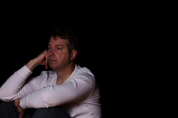 포토 JPG 해외이미지 감정 생각 스트레스 건강 피곤 한명 사람 앉기 검은색 어둠 슬픔 좌절 고장 버리기 걱정 문제 불면증 우울증 카피스페이스 해외202004 해외포토 1 컬러 컨셉 모션 공백 질병 파일형식 이미지허브