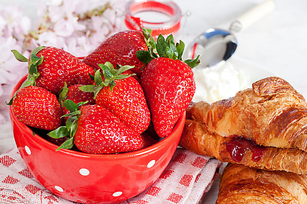 포토 JPG 해외이미지 음료 음식 백그라운드 딸기 아침 사람없음 빨간색 초콜릿 봄 신선 맛 아침식사 굽기 질감 향 에스프레소 단절 휘핑크림 해외202004 해외포토 주간 계절 커피 컬러 컨셉 과일 디저트 식사 구이 크림 휘핑 파일형식 이미지허브