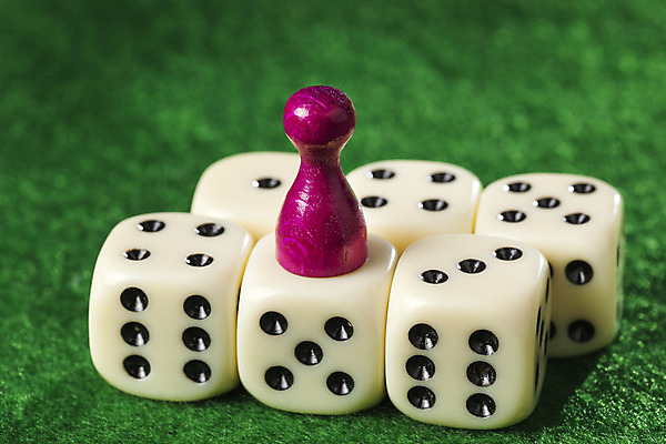 포토 JPG 해외이미지 조각 백그라운드 놀이 휴식 사람없음 초록색 장난감 검은색 경쟁 게임 흰색 도박 체스말 6 주사위 기회 심플 중독 펠트 혼자 해외202004 해외포토 컬러 컨셉 숫자 말_게임 체스 파일형식 천_직물 이미지허브