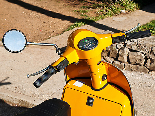 포토 JPG 해외이미지 문화 조명 사람없음 빛 노란색 이탈리아 거울 장비 스쿠터 오토바이 바퀴 모터 구식 옛날 해외202004 해외포토 유럽 컬러 바이크 파일형식 이미지허브