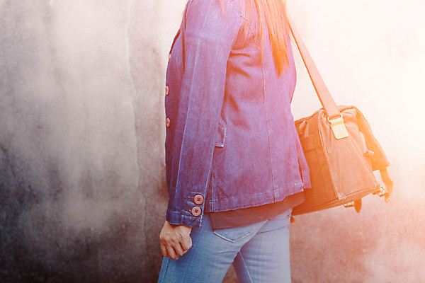 포토 JPG 해외이미지 라이프스타일 손 옷 여자 벽 여행 가방 자연 휴가 휴식 건강 사람 성인 사람없음 파란색 유행 트래킹 하이킹 수확 흰색 청바지 시골 가죽 복고 거짓말 그런지 옛날 콘크리트 하이커 해외202004 해외포토 잡화 컬러 컨셉 농업 바지 레저 생활 신체부위 생태계 파일형식 이미지허브