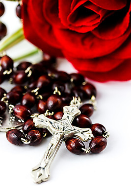 포토 JPG 해외이미지 꽃 종교 십자가 꽃무늬 목걸이 사람없음 장미 교회 믿음 기도 예수 의식 신성 묵주 숭배 신앙심 해외202004 해외포토 식물 감정 무늬 장신구 종교용품 종교건축 건물 신_종교 파일형식 이미지허브