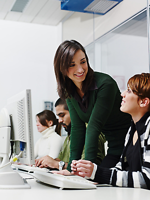 포토 JPG 해외이미지 백인 학생 여자 교육 남자 행복 교실 학교 수업 실내 고등학교 실험 대화 설명 사람 여러명 20대 성인 초록색 30대 컴퓨터 스크린 모니터 교육자 교사 교수 기댐 업무 작업 도움 가르침 그룹 실험실 히스패닉 다민족 헬프 해외202004 해외포토 서양인 직업 감정 컬러 다수 컨셉 모션 말하기 청년 내부 장년 전자제품 파일형식 이미지허브