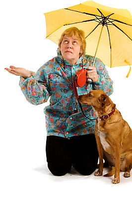 포토 JPG 해외이미지 백인 응시 여자 행복 우산 날씨 한명 사람 앉기 파란색 금발 갈색 노란색 코트 흰색 개 보호 고립 해외202004 해외포토 서양인 1 헤어스타일 시선 감정 컬러 컨셉 포유류 모션 외투 파일형식 이미지허브