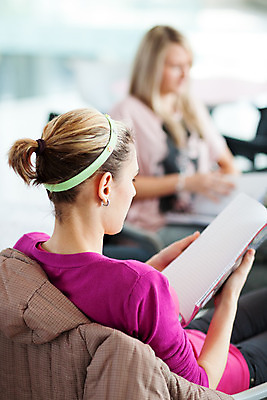 포토 JPG 해외이미지 학생 라이프스타일 여자 교육 남자 행복 교실 학교 사람 소년 20대 성인 야외 두명 책 친구 스터디 컴퓨터 공책 기쁨 작업 그룹 브레이크 대학교 긍정 해외202004 해외포토 감정 어린이 컨셉 관계 문구용품 청년 생활 전자제품 학습 파일형식 이미지허브