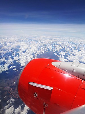 포토 JPG 해외이미지 여행 날개 교통시설 하늘 휴가 비행기 사람없음 파란색 기계 화물 엔지니어 공항 도착 항공 출발 제트기 엔진 기어 연소 격납고 대패 해외202004 해외포토 컬러 교통 컨셉 항공교통 대중교통 운송업 기술자 시설 파일형식 이미지허브