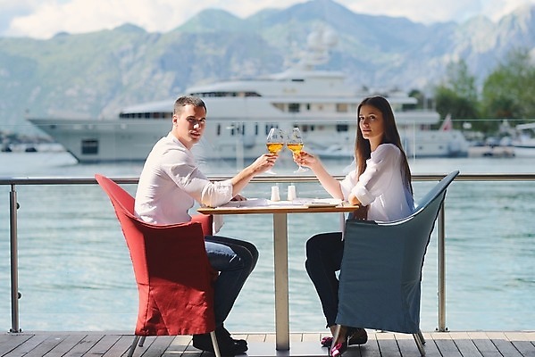 포토 JPG 해외이미지 전신 커플 여자 남자 바다 데이트 휴식 사랑 들기 앉기 성인 야외 두명 옆모습 식당 와인 건배 연애 성인만 해외202004 해외포토 감정 뷰포인트 컨셉 관계 모션 주류 사람 상점 파일형식 이미지허브