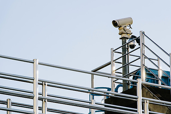 포토 JPG 해외이미지 외관 응시 산업 백그라운드 유리 하늘 주택 경고 경비 안전 사람없음 야외 파란색 울타리 사무실 카메라 힘 장비 흰색 기구 관찰 떨어짐 보호 은색 손목시계 보안 전자 감시 시스템 봉 캠코더 고립 사방 스파이 제어 해외202004 해외포토 시선 시계 컬러 컨셉 비즈니스 장신구 모션 재질 건물 전자제품 담장 파일형식 이미지허브