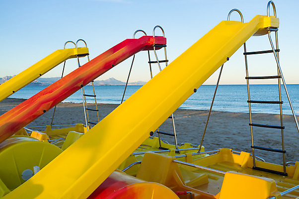 포토 JPG 해외이미지 유럽 바다 휴가 사람없음 야외 가로 빨간색 여름 컬러풀 햇빛 노란색 여행객 맑음 장비 스페인 미끄럼틀 지중해 준비 휴양지 해외202004 해외포토 계절 나라 컬러 날씨 사람 태양 장소 놀이기구 파일형식 이미지허브