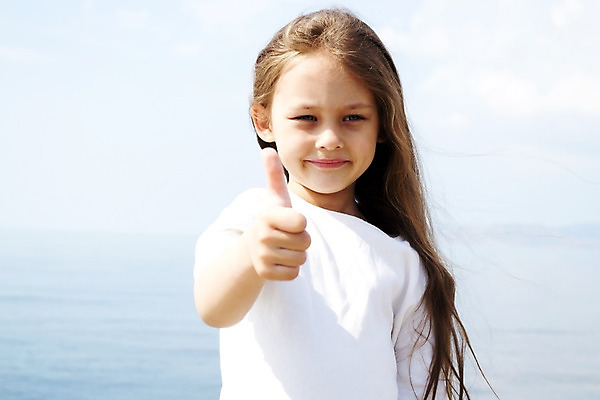 포토 JPG 해외이미지 백인 1 손 여자 어린이 바다 포즈 손가락 한명 사람 야외 사인 긍정 보여주기 표현성 해외202004 해외포토 서양인 컨셉 모션 신체부위 파일형식 이미지허브