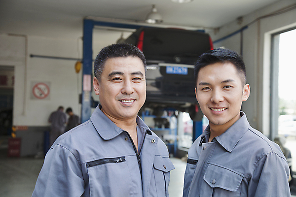 포토 JPG 해외이미지 직업 응시 남자 유니폼 교통시설 자동차 함께함 기술 실내 서기 20대 두명 가로 컬러풀 중국 회색 작업 서비스 만족 베이징 정비소 해외202004 해외포토 시선 옷 감정 아시아 육상교통 컬러 교통 컨셉 모션 사람 청년 내부 시설 파일형식 이미지허브