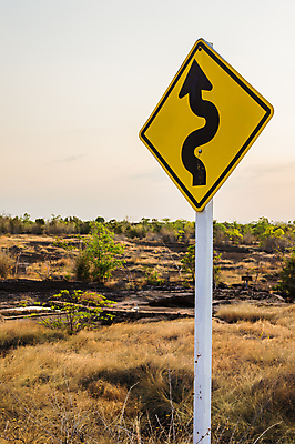 포토 JPG 해외이미지 지도 곡선 거리 사람없음 노란색 표지판 방향 심볼 사인 도로표지판 반대 방법 해외202004 해외포토 도로 선 컬러 알림판 파일형식 이미지허브