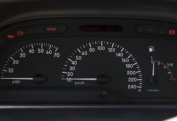 포토 JPG 해외이미지 백그라운드 교통시설 자동차 사람없음 검은색 흰색 기구 소프트포커스 지시 측정 속도 다이얼 짐차 계기판 고립 속도계 해외202004 해외포토 육상교통 컬러 교통 모션 촬영기법 시설 파일형식 이미지허브