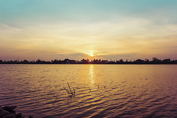 포토 JPG 해외이미지 구름 호수 파도 분홍색 오렌지 자연 하늘 아침 풍경 사람없음 야외 빨간색 물 파란색 빛 강 햇빛 태양 반사 노란색 일출 맑음 황혼 일몰 새벽 거울 황금 저녁 윤곽 공상 마법 스카이라인 수평선 해외202004 해외포토 주간 자연요소 바다 컬러 과일 날씨 노을 야간 생태계 파일형식 이미지허브