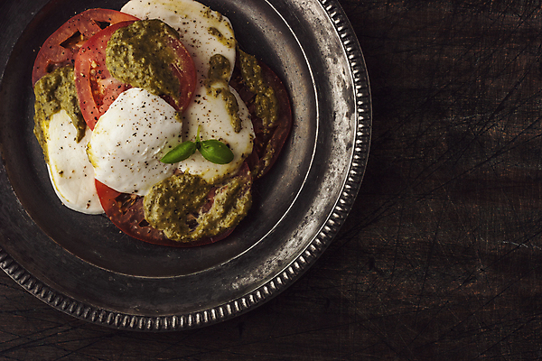 포토 JPG 해외이미지 접시 음식 조각 백그라운드 토마토 채소 재료 부분 탁자 치즈 마늘 요리 사람없음 목재 가로 빨간색 초록색 금속 식당 어둠 이탈리아 샐러드 수확 흰색 양념 지중해 먹기 준비 향 후추 바질 모짜렐라치즈 옛날 카프레제 해외202004 해외포토 나무 식기 유럽 바다 컬러 가구 농업 모션 재질 유제품 상점 향신료 파일형식 이미지허브