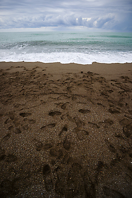 포토 JPG 해외이미지 구름 모래 파도 바다 자연 하늘 사람없음 물 파란색 평화 어둠 침묵 발자국 흐림 수평선 해외202004 해외포토 자연요소 컬러 컨셉 자국 날씨 소리 생태계 파일형식 이미지허브