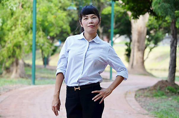 포토 JPG 해외이미지 나무 응시 여자 행복 여유 백그라운드 비즈니스 통신 자연 성공 휴식 대화 한명 사람 정장 성인 야외 초록색 스마트폰 걷기 우주 산책 신선 잡기 비즈니스우먼 중앙 일회용 부름 카피스페이스 해외202004 해외포토 식물 1 시선 옷 감정 컬러 컨셉 모션 말하기 핸드폰 스마트기기 공백 직장인 생태계 파일형식 이미지허브