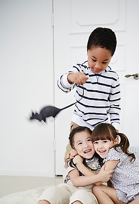 포토 JPG 외국인 여자 남자 흑인 장난 안기 실내 서기 미소 앉기 상반신 앞모습 세명 친구 장난감 유치원생 한국인 쥐 무서움 즐거움 천진난만 어린이만 국내포토 서양인 감정 어린이 뷰포인트 컨셉 관계 모션 표정 사람 동양인 인종 내부 설치류 파일형식