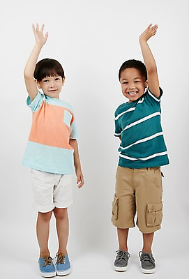 포토 JPG 스튜디오촬영 전신 외국인 남자 흑인 운동화 실내 서기 미소 두명 앞모습 캐주얼 친구 손들기 다정 우정 유치원생 소년만 국내포토 서양인 옷 어린이 뷰포인트 신발 컨셉 관계 모션 표정 사람 인종 내부 남자만 어린이만 파일형식