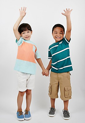 포토 JPG 스튜디오촬영 전신 외국인 남자 흑인 운동화 실내 서기 미소 두명 앞모습 캐주얼 친구 손들기 손잡기 다정 우정 유치원생 소년만 국내포토 서양인 옷 어린이 뷰포인트 신발 컨셉 관계 모션 표정 사람 인종 내부 남자만 어린이만 파일형식