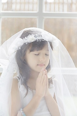 포토 JPG 외국인 여자 면사포 실내 한명 상반신 앞모습 눈감음 유치원생 기도 신비 순수 손모으기 청순 소녀한명만 국내포토 1 어린이 뷰포인트 컨셉 모션 사람 인종 손짓 내부 결혼소품 여자한명만 소녀만 파일형식