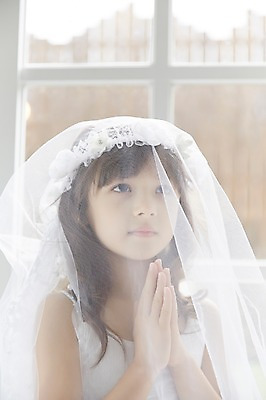 포토 JPG 외국인 여자 면사포 실내 한명 상반신 앞모습 유치원생 기도 신비 순수 손모으기 청순 소녀한명만 국내포토 1 어린이 뷰포인트 컨셉 사람 인종 손짓 내부 결혼소품 여자한명만 소녀만 파일형식