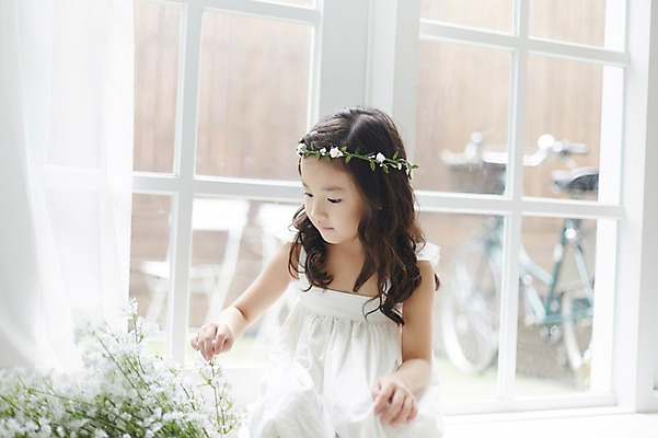 포토 JPG 원피스 여자 실내 한명 앉기 상반신 앞모습 화관 유치원생 만지기 한국인 신비 순수 안개꽃 청순 소녀한명만 국내포토 1 옷 꽃 어린이 뷰포인트 컨셉 모션 사람 동양인 내부 한해살이풀 여자한명만 소녀만 파일형식