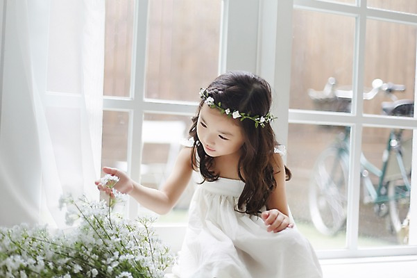 포토 JPG 원피스 여자 실내 한명 앉기 상반신 앞모습 화관 유치원생 만지기 한국인 신비 순수 안개꽃 청순 소녀한명만 국내포토 1 옷 꽃 어린이 뷰포인트 컨셉 모션 사람 동양인 내부 한해살이풀 여자한명만 소녀만 파일형식