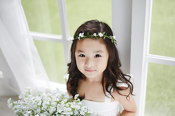 포토 JPG 원피스 여자 실내 한명 상반신 앞모습 화관 유치원생 한국인 신비 순수 안개꽃 청순 소녀한명만 국내포토 1 옷 꽃 어린이 뷰포인트 컨셉 사람 동양인 내부 한해살이풀 여자한명만 소녀만 파일형식