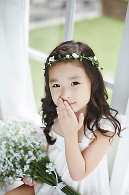 포토 JPG 원피스 여자 꽃다발 실내 한명 들기 상반신 앞모습 화관 유치원생 한국인 신비 순수 안개꽃 입가림 청순 소녀한명만 국내포토 1 옷 꽃 어린이 뷰포인트 컨셉 모션 사람 동양인 내부 가림 한해살이풀 여자한명만 소녀만 파일형식