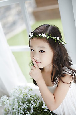 포토 JPG 원피스 여자 실내 한명 상반신 화관 유치원생 한국인 신비 순수 쉿 안개꽃 청순 소녀한명만 국내포토 1 옷 꽃 어린이 컨셉 사람 동양인 내부 조용 한해살이풀 여자한명만 소녀만 파일형식