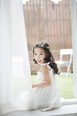 포토 JPG 원피스 여자 실내 한명 앉기 상반신 뒷모습 화관 유치원생 한국인 커튼 뒤돌아보기 신비 순수 청순 소녀한명만 국내포토 1 옷 꽃 어린이 뷰포인트 컨셉 모션 사람 동양인 내부 여자한명만 소녀만 파일형식
